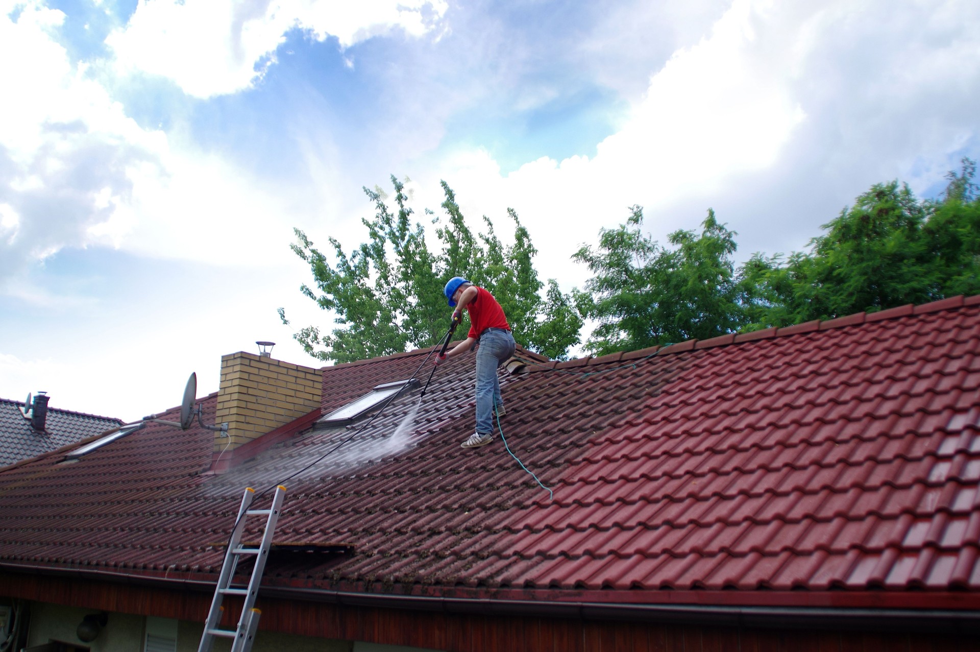 House roof cleaning with pressure tool